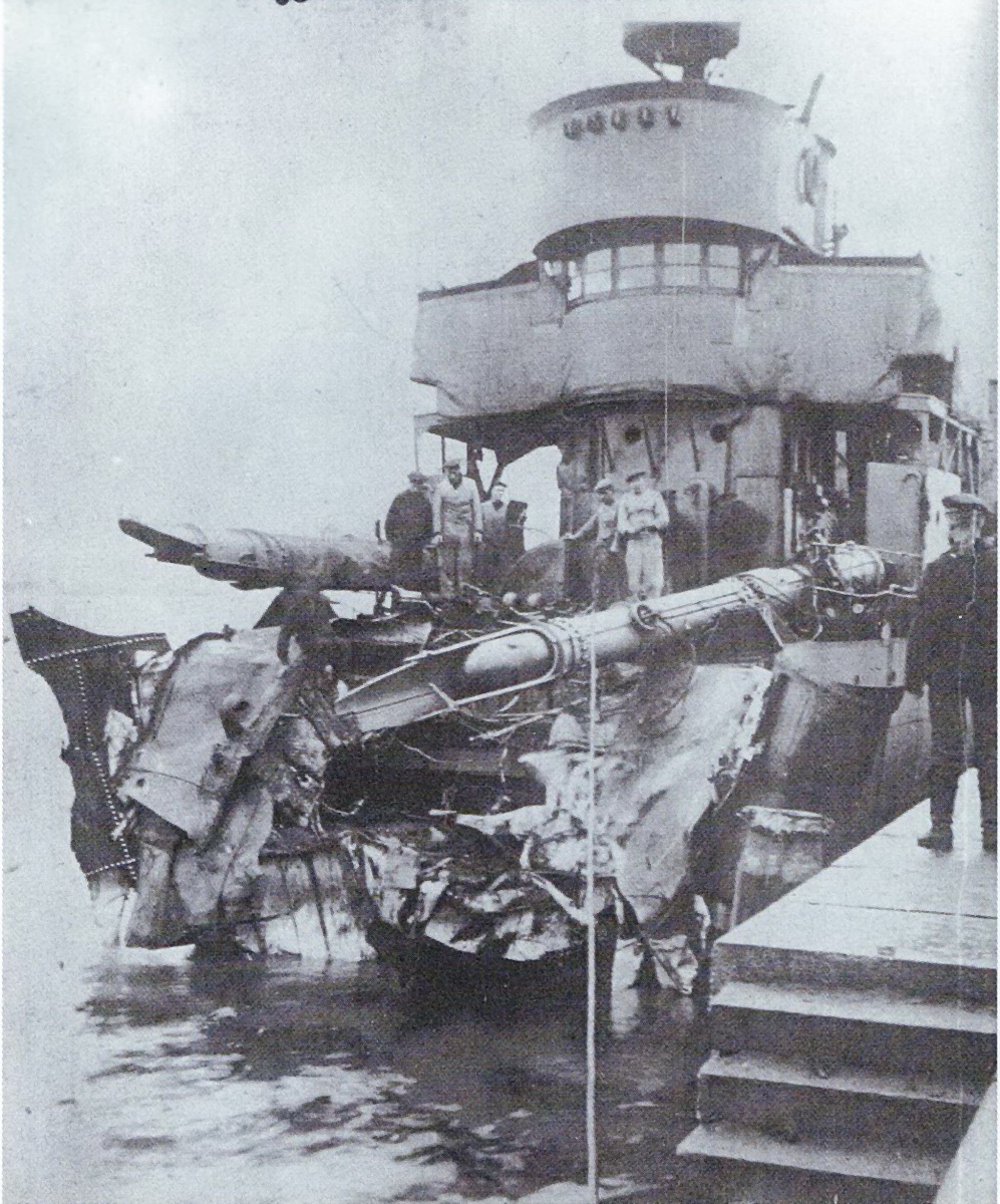 IMG_24010498 Minentreffer auf dem deutschen Torpedoboot B 98-das Vorschiff ist abgerissenb 1.jpg