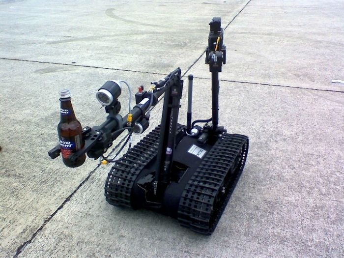 робот с пивом.jpg