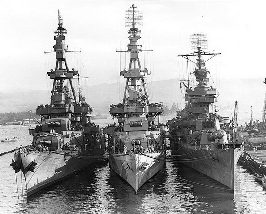 USS Salt Lake City (CA-25), USS Pensacola (CA-24) and USS New Orleans (CA-32),31 October 1943.jpg