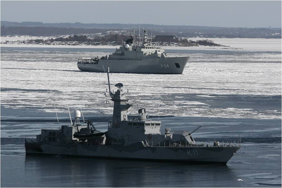 Carlskrona-escorted-by-HMS-Stockholm_web.jpg