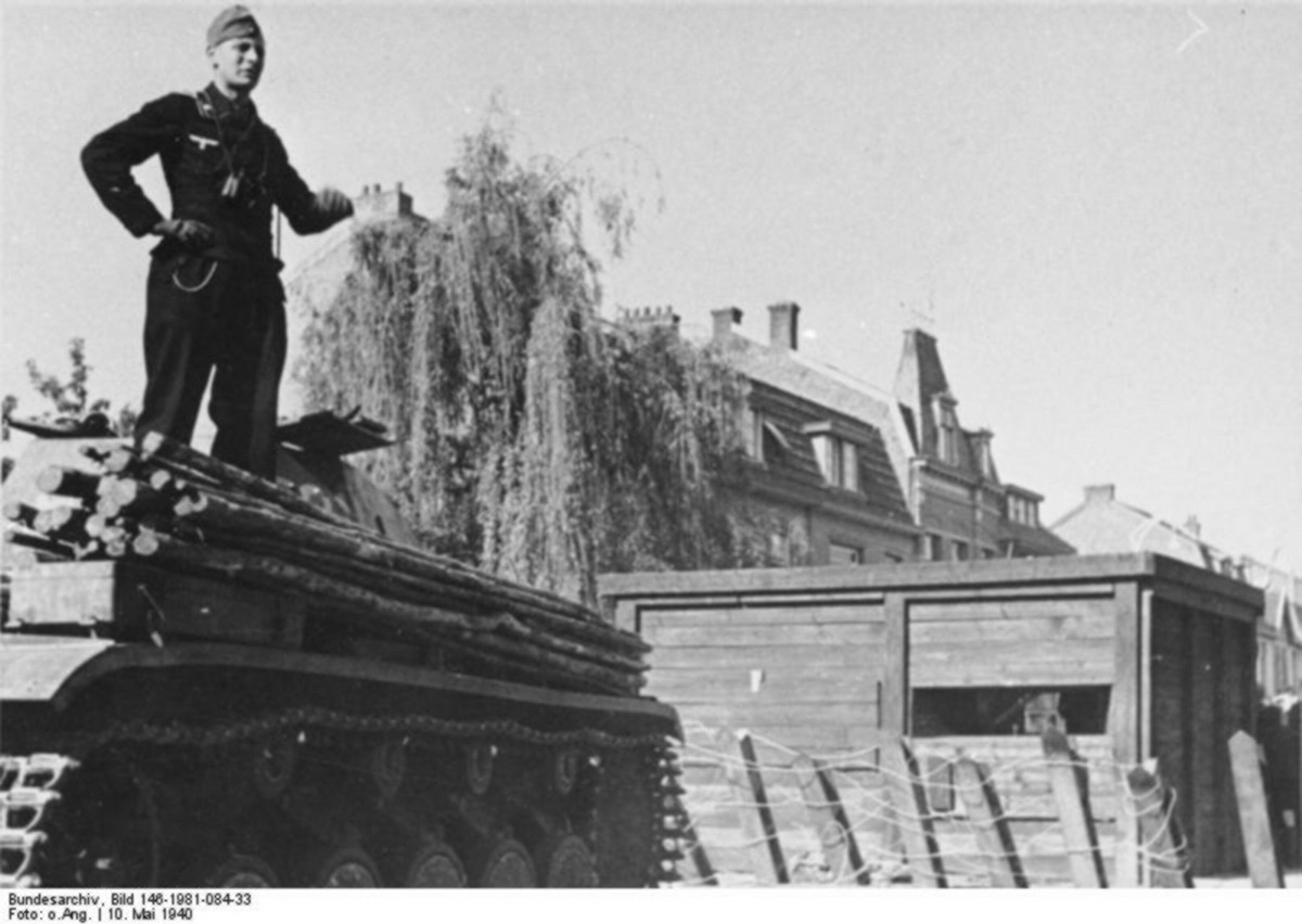 Bundesarchiv_Bild_146-1981-084-33,_Westfeldzug,_dt._Panzerkampfwagen_in_Maastricht.jpg