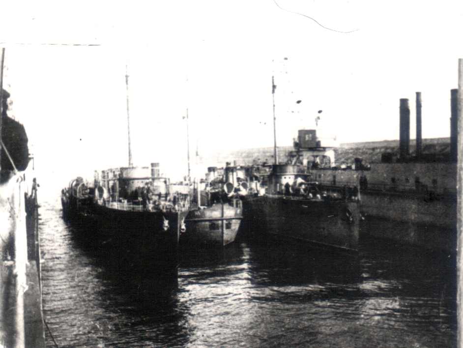 Nezamoznik and Petrovskij in floating dock, 1925.jpg