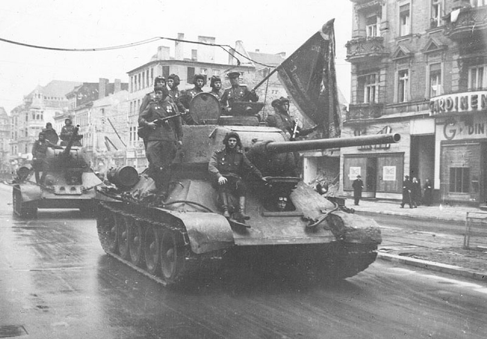 Танки 3-й гвардейской танковой армии в Берлине. Май 1945 г.jpg