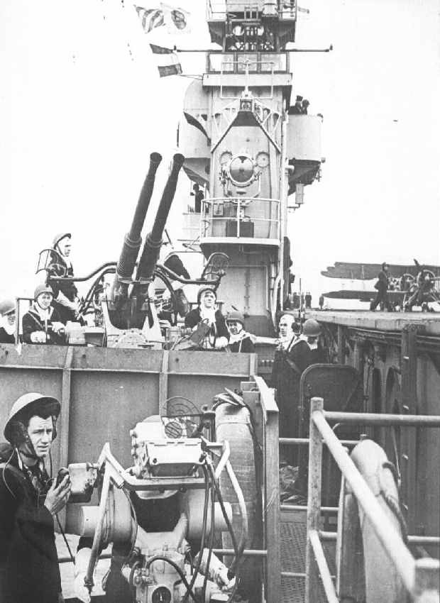 HMS BATTLER GUNS CREW 1942.jpg