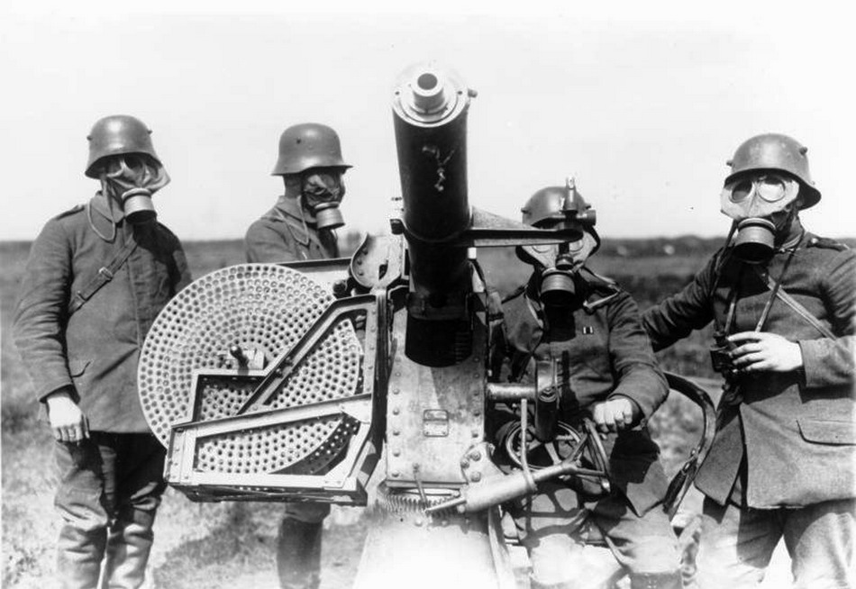 Weltkrieg 1914-18 Mit Gasmasken ausgerustete Bedienungsmannschaft eines deutschen schweren Fla-MGs 8915-35.jpg