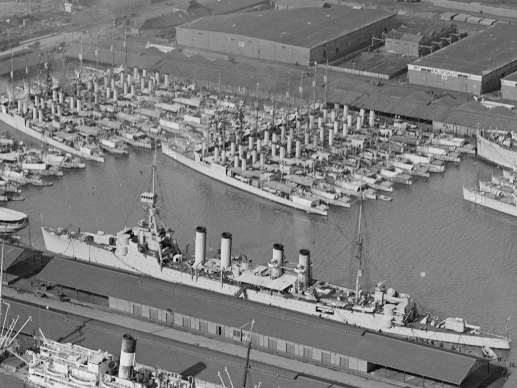 USS Trenton and destroyers in Victoria Dock, Melbourne, August 1925.jpg