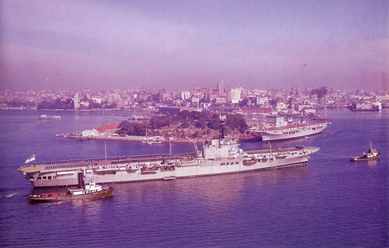 111  HMAS Мельбурн [II] проходит SYDNEY  1964 г.jpg