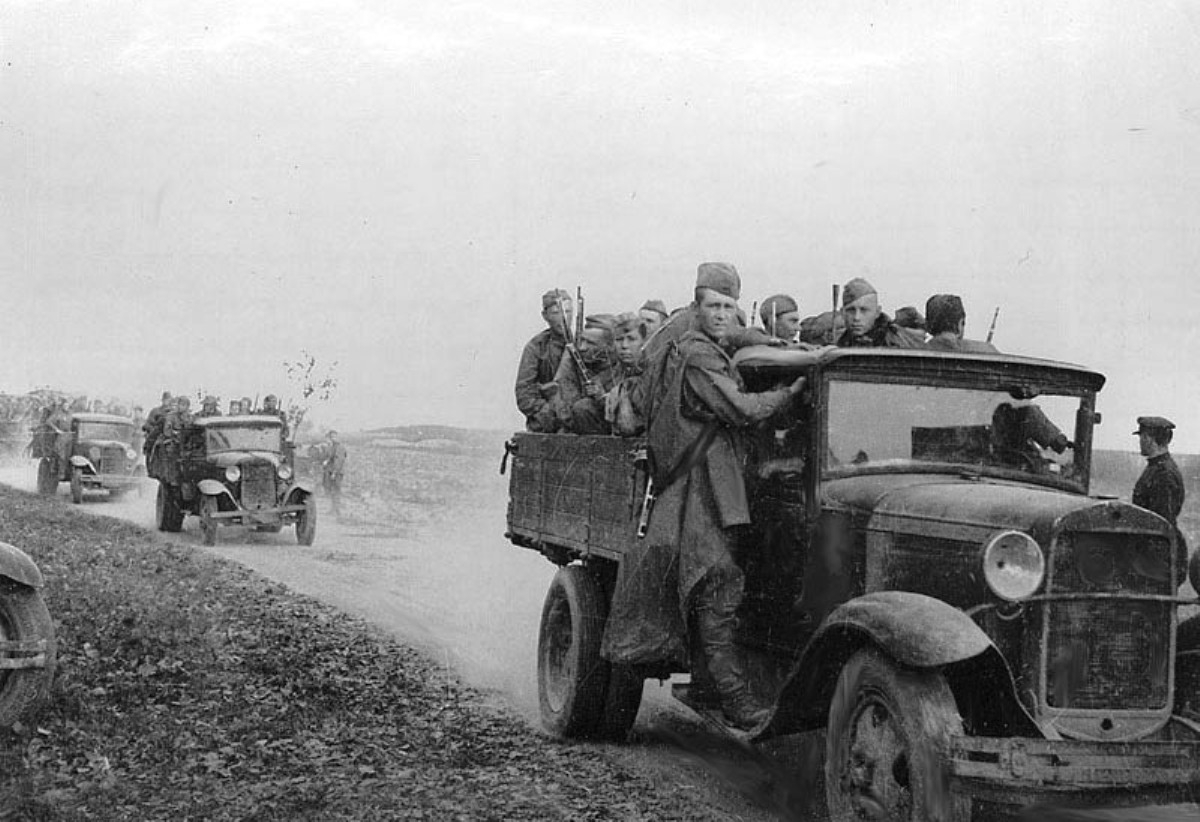 Колонна автомашин с солдатами направляется на Южный фронт.jpg