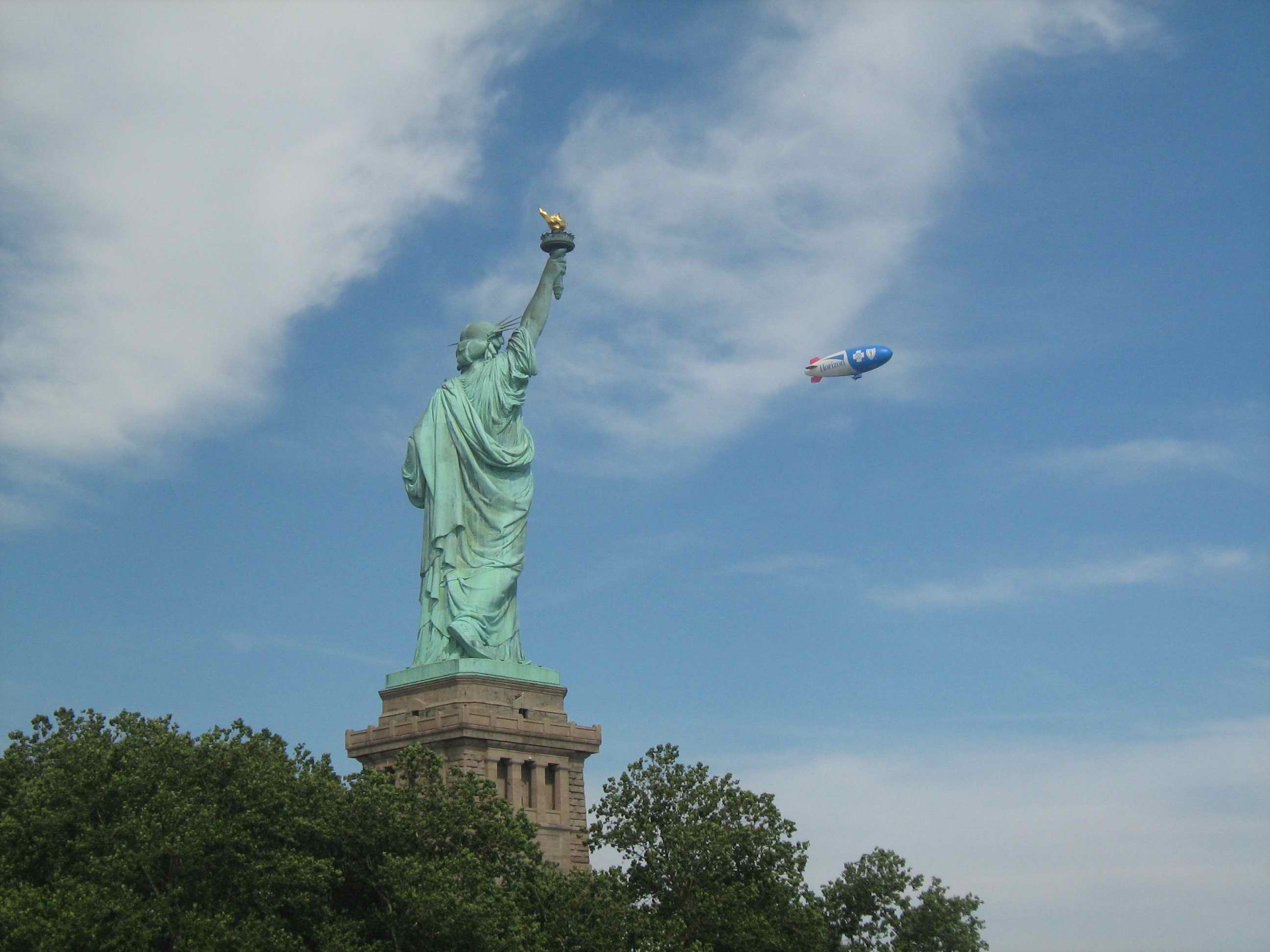 Дирижабль над Статуей Свободы.jpg