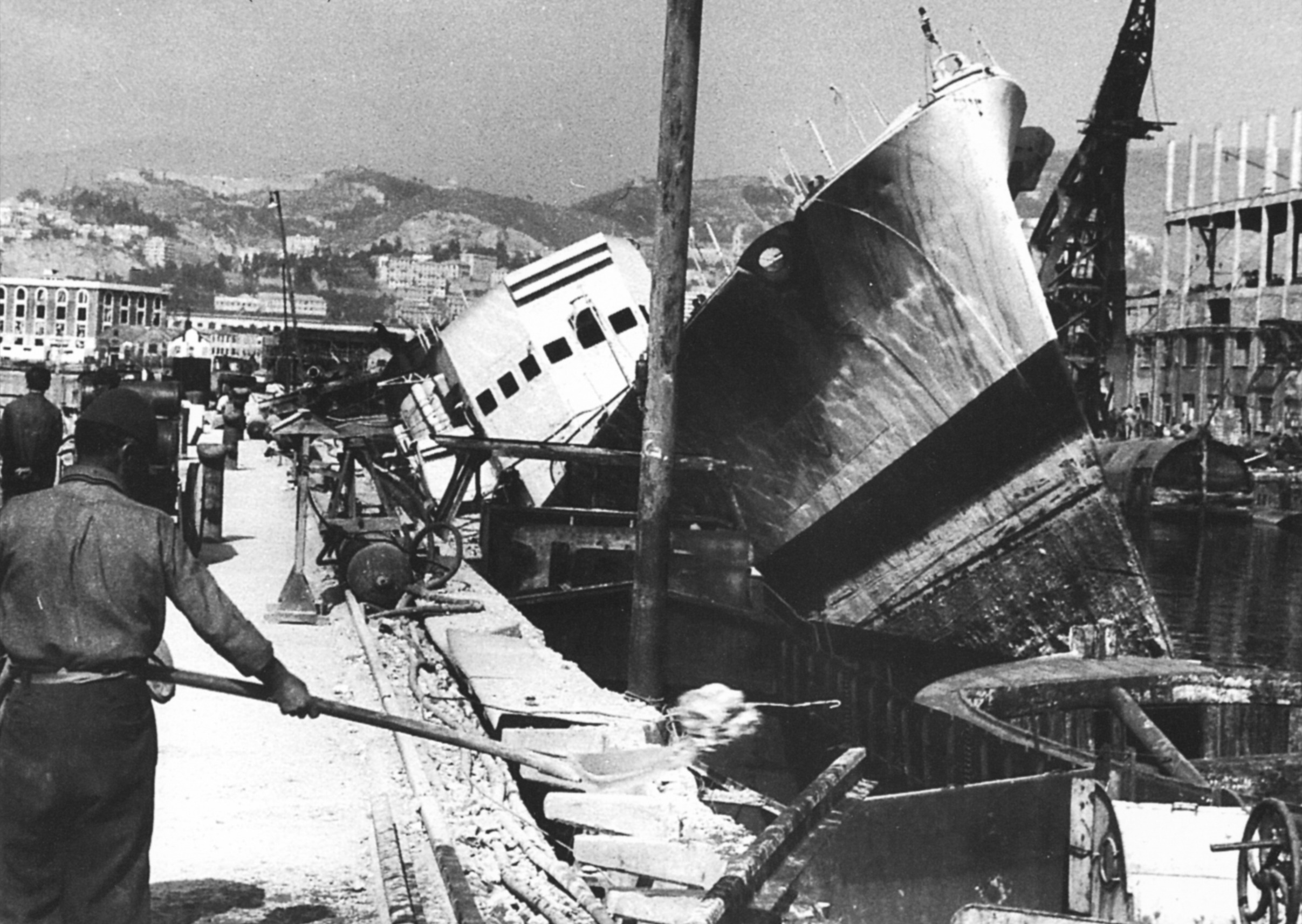 TA-31 (ex-Dardo) wreck a Genova 1945a.JPG