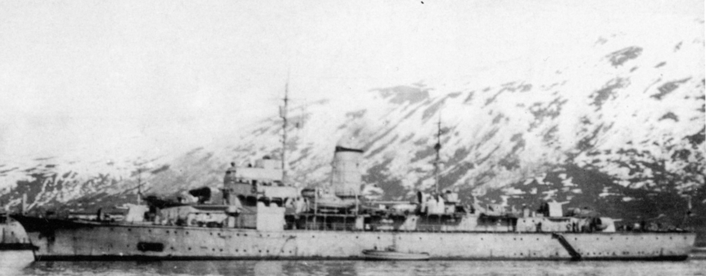 Brummer in norwegischen Fjord 1943.JPG
