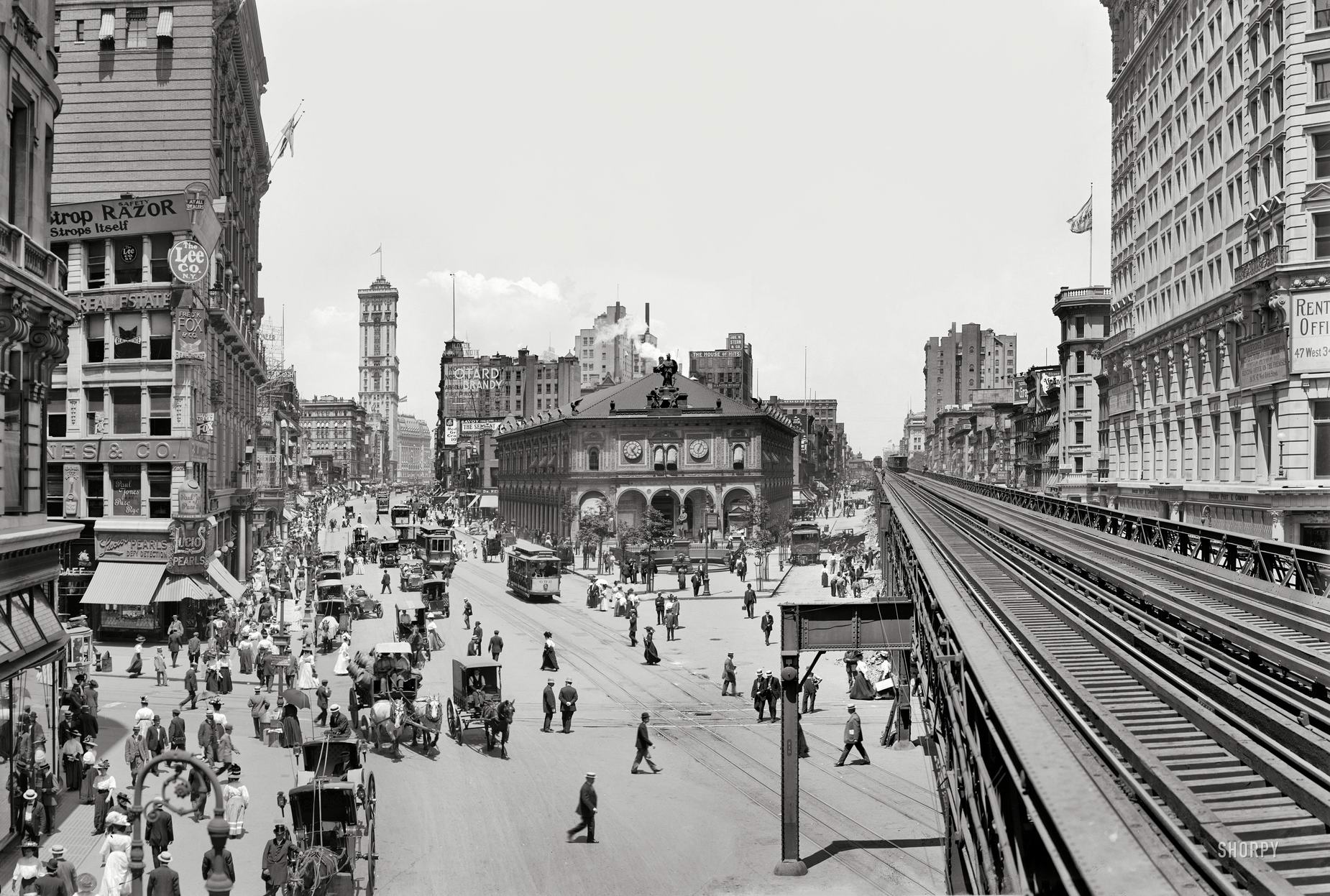 Фото 1908 года - Herald Square. угол Бродвея и 34-й Стрит. Вдали виден со спины One Times Square - тот, который сейчас полностью обвешан рекламами.jpg
