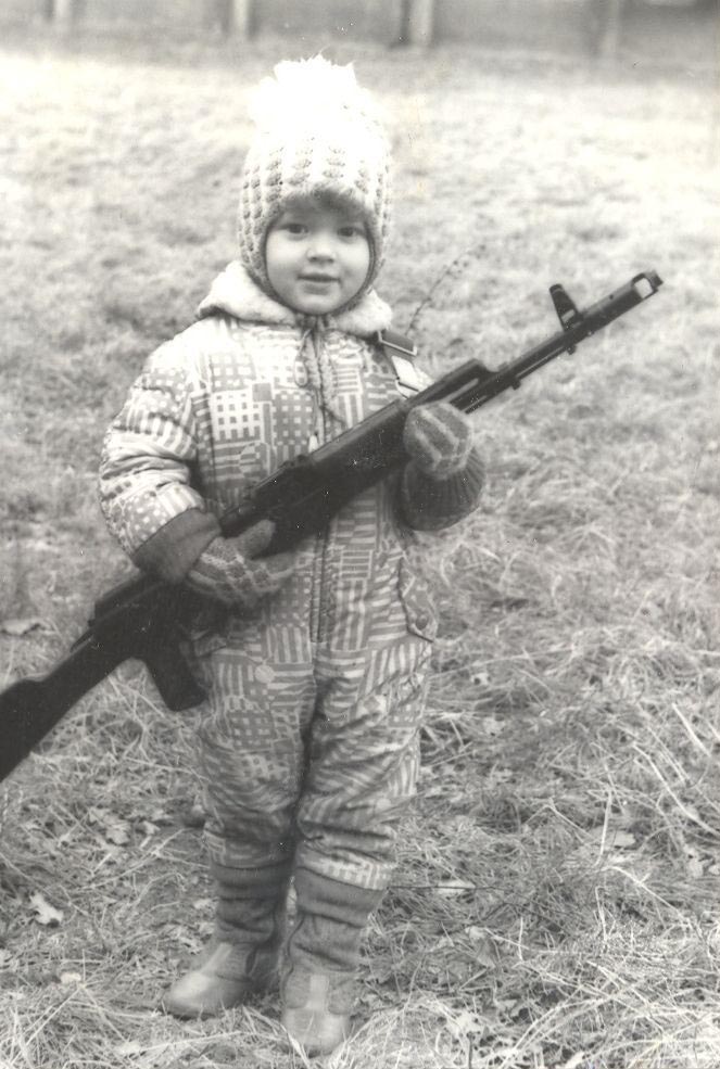 Стрельбище. осень 1981 г. Брату 3 года, ростом с автомат.jpg