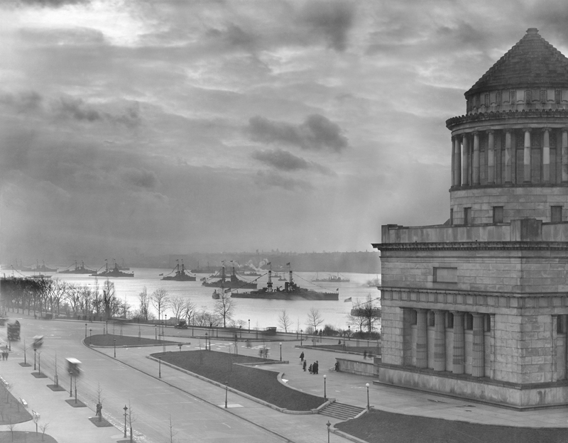 U.S. Navy Battleships sail past Grant's Tomb in Manhattan during World War I.JPG