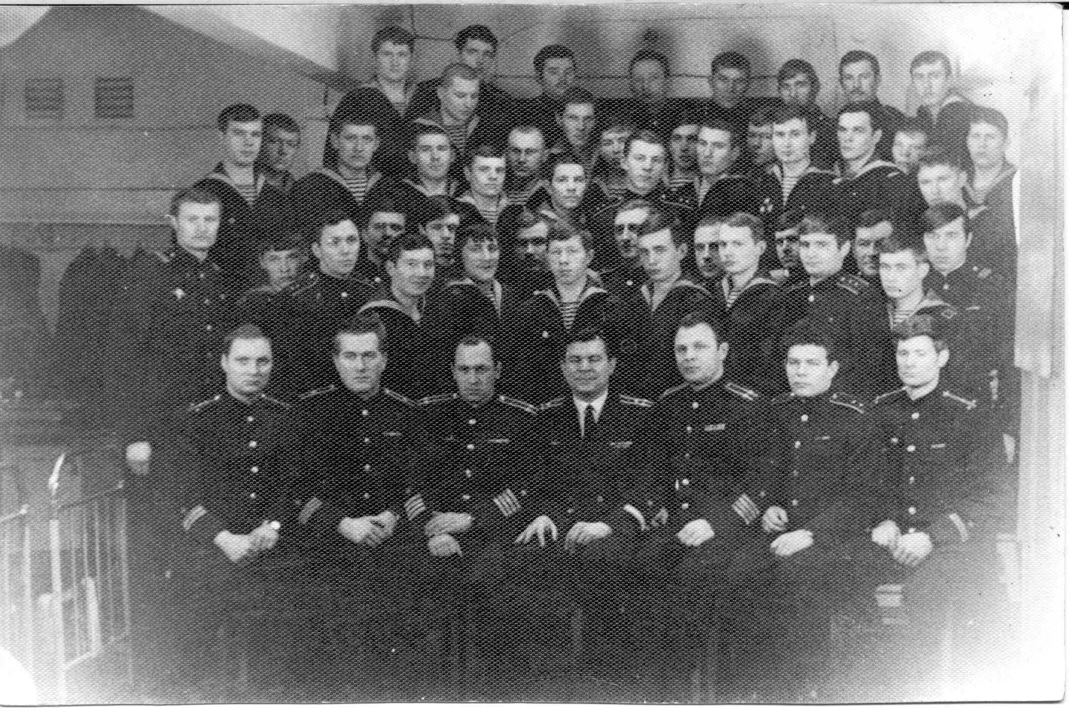 9.Экипаж К-53.В центре- второй командир Жуков. До 1973 года..jpg