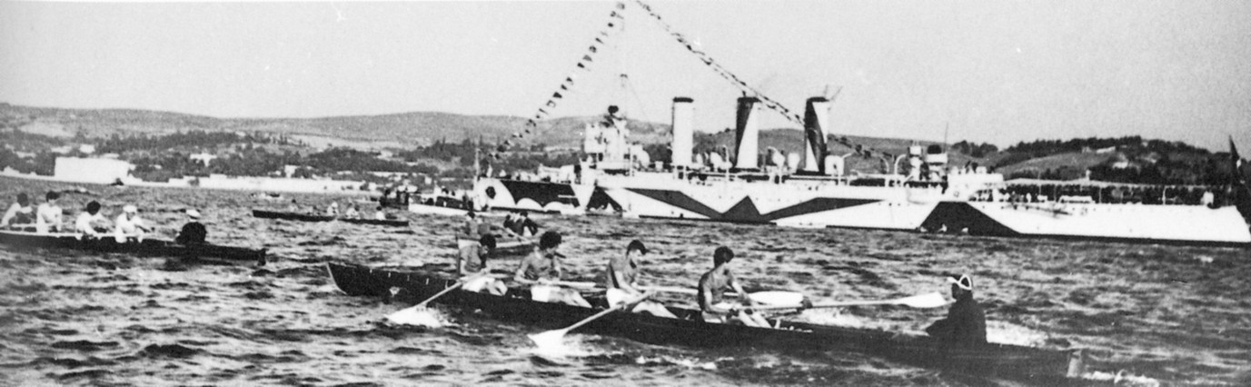 Hamidiye in Bosporus in 1943.JPG