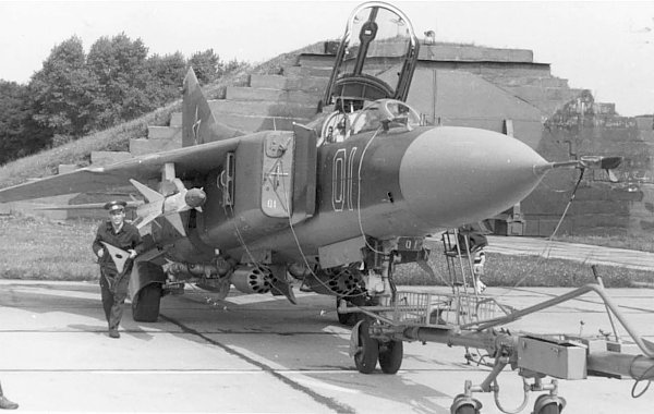 Россия_СССР МиГ-23М с подвеской для унистожения ДАЭ.jpg