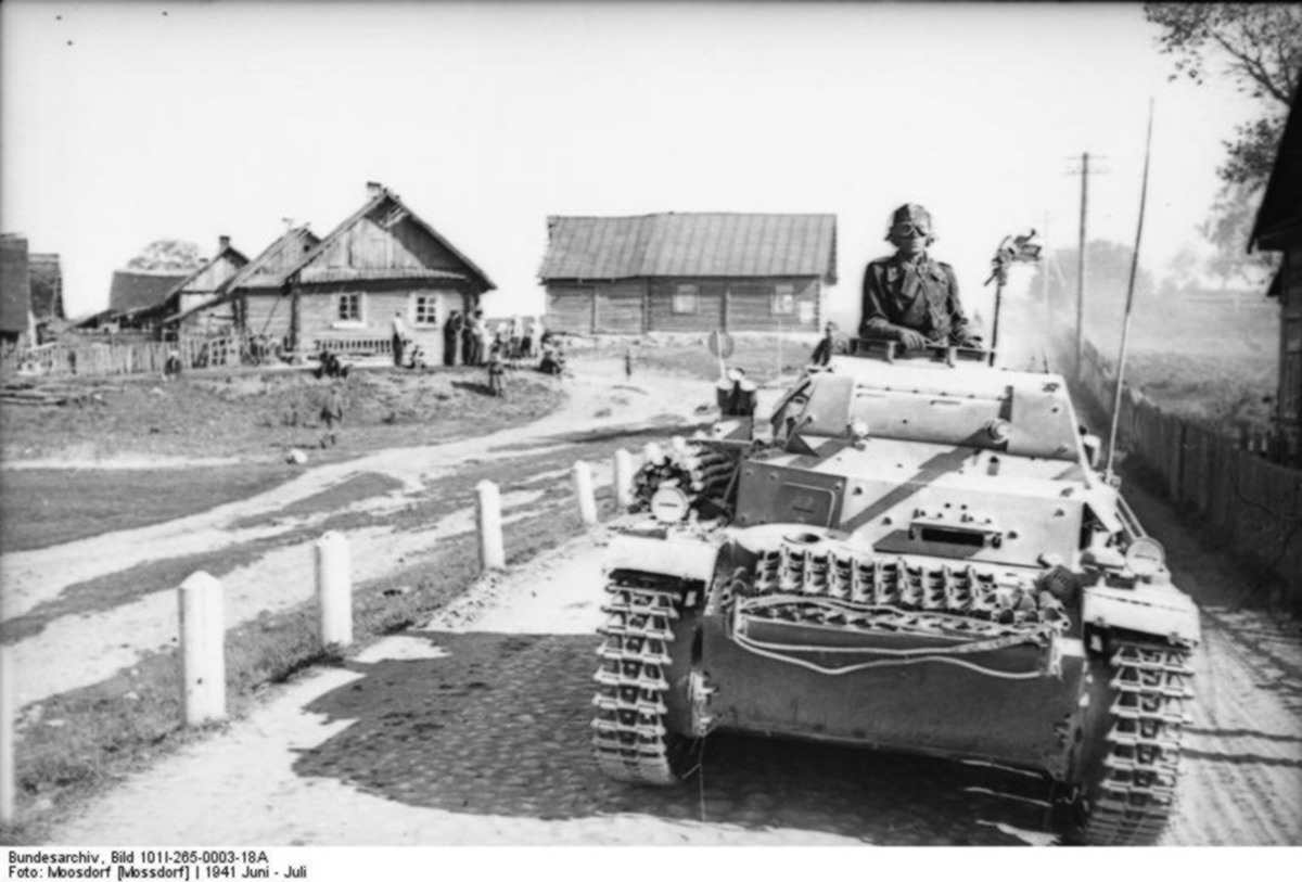 Bundesarchiv_Bild_101I-265-0003-18A,_Russland,_Panzer_II.jpg
