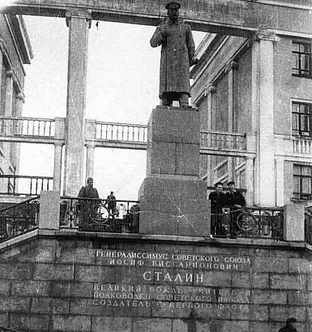 Циркульный дом памятник Сталину - 2.jpg