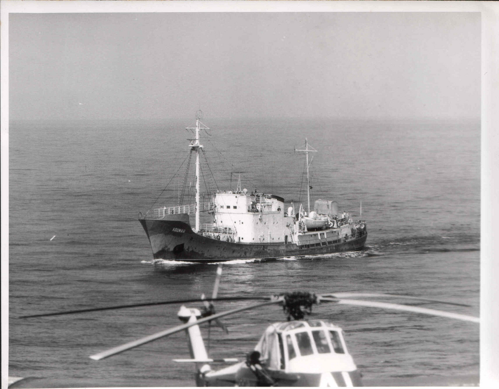 Locman approaching HMS Hermes.jpg