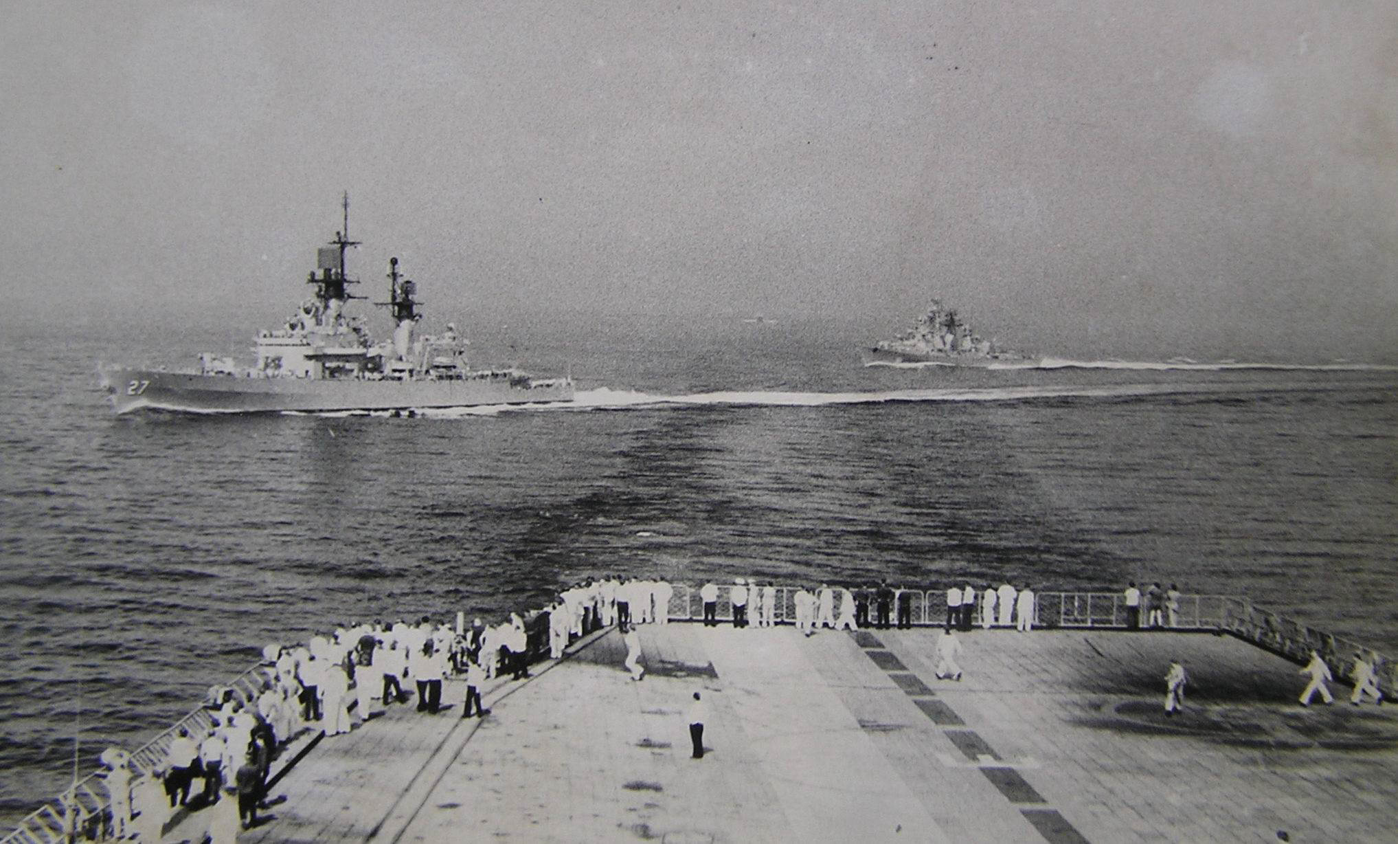 USS Joseph  Daniels по корме Киева.jpg