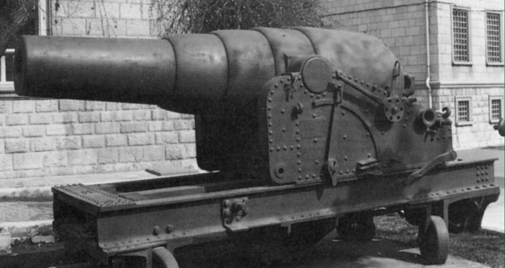 229mm Necm-i Sevket gun on Istambul Naval Museum.JPG