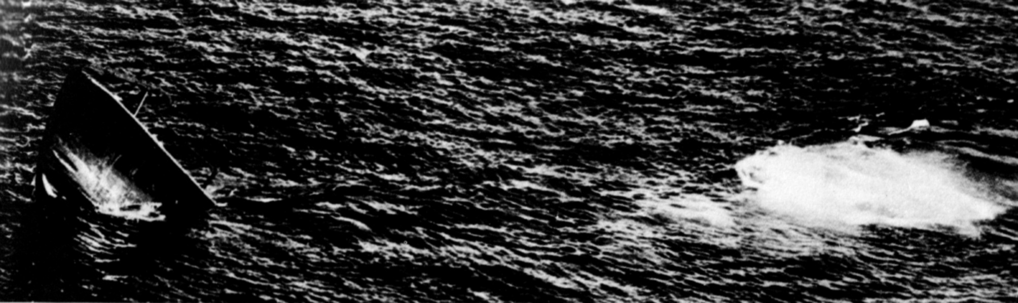 Gondar sinking off Egyptian coast 30.1.40.JPG