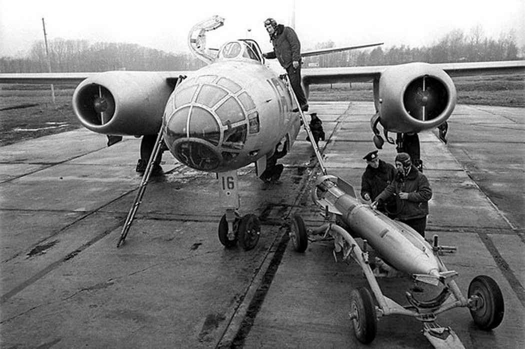 Подвеска реактивной торпеды РАТ-52 на Ил-28Т. 759-й торской торпедный авиаполк, аэродром Хабарово, 19.05.1970 г.jpg