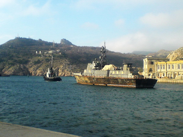 Последний корабль ВМФ Грузии покидает бухту.jpg