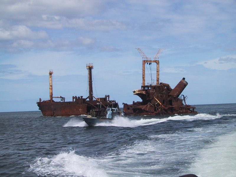 800px-LTTE_Sea_Tigers_attack_vessel_by_sunken_SL_freighter.jpg
