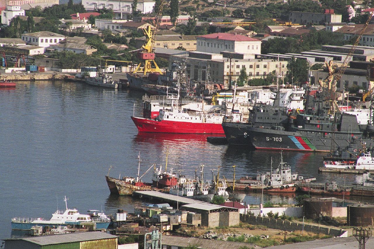 Ships in Baku harbour.jpg