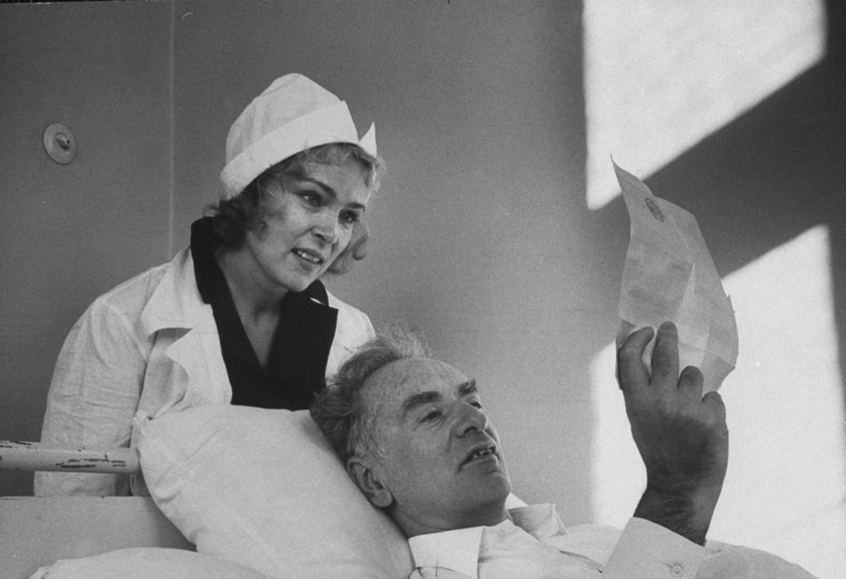 Физик Л.Д.Ландау с женой в больнице после автокатастрофы.jpg