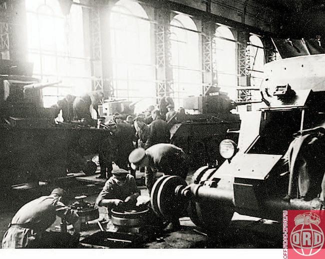 Ремонт подбитых танков на заводе в Одессе, осень 1941.jpg