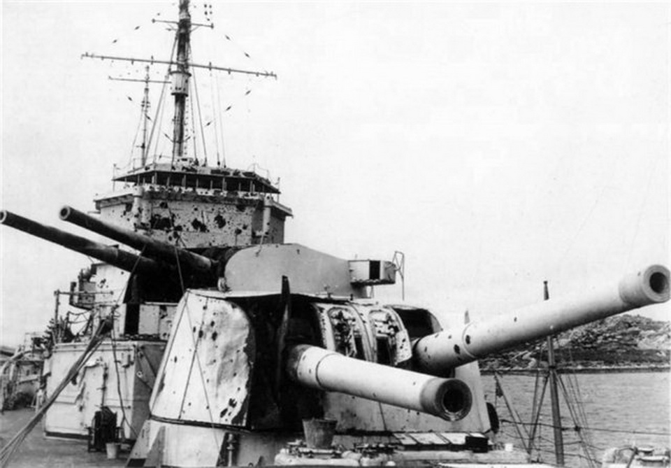 Разбитая носовая башня тяжелого крейсера «Эксетер» после боя у Ла-Платы.jpg