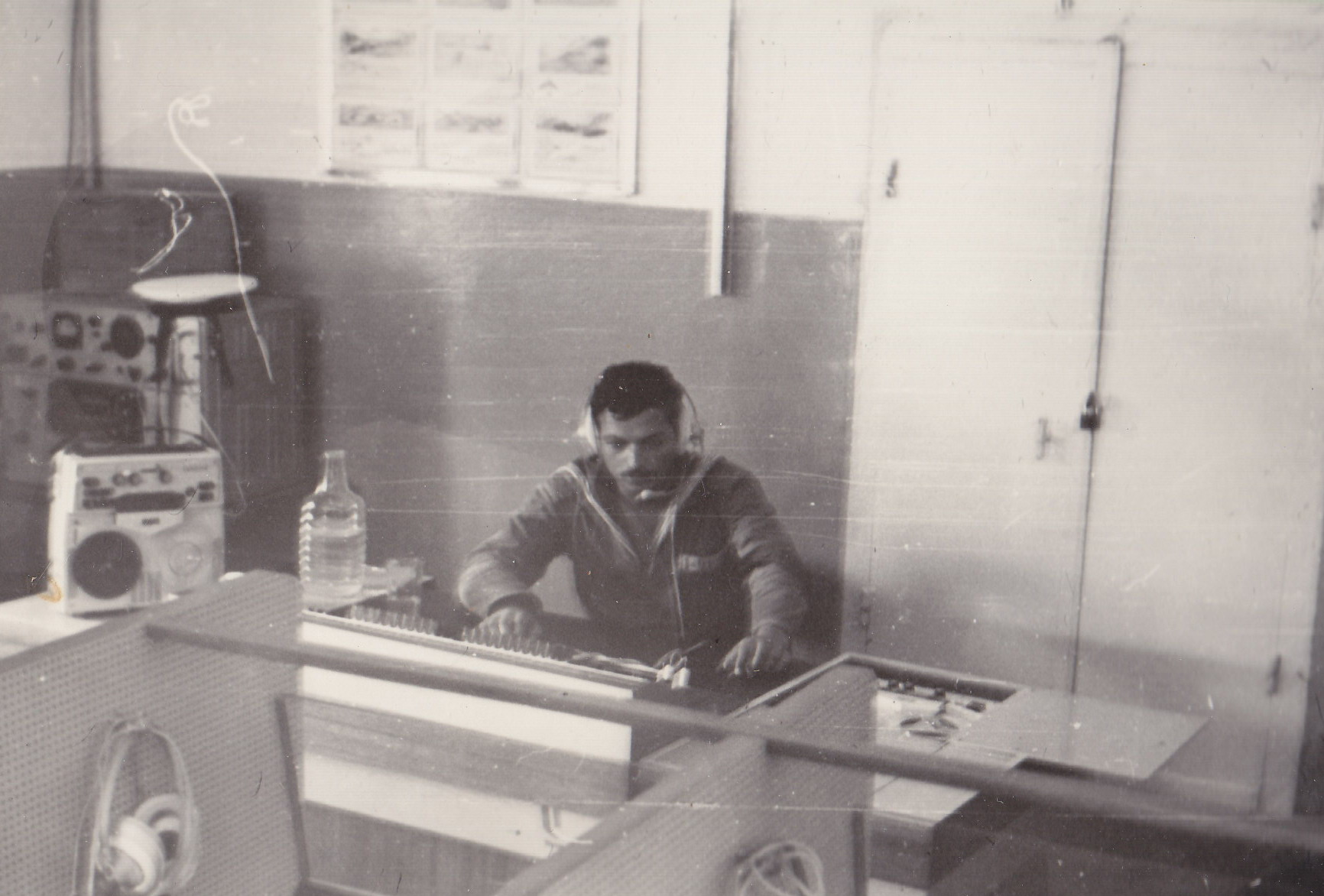 1976 Верста учебный центр С.Котельников в лингофонном кабинете для подготовки РТЛ-ов.jpg