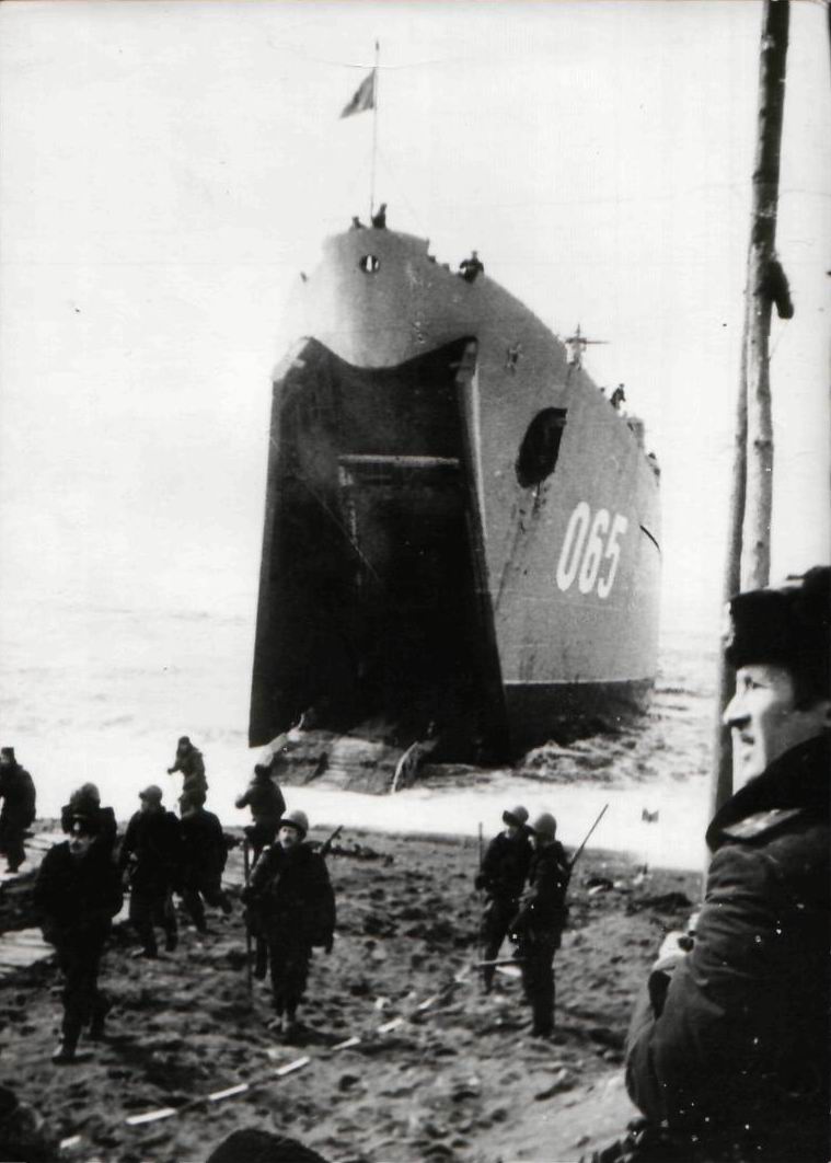 высадка морского десанта из БДК март 1979года, залив Посьет.jpg