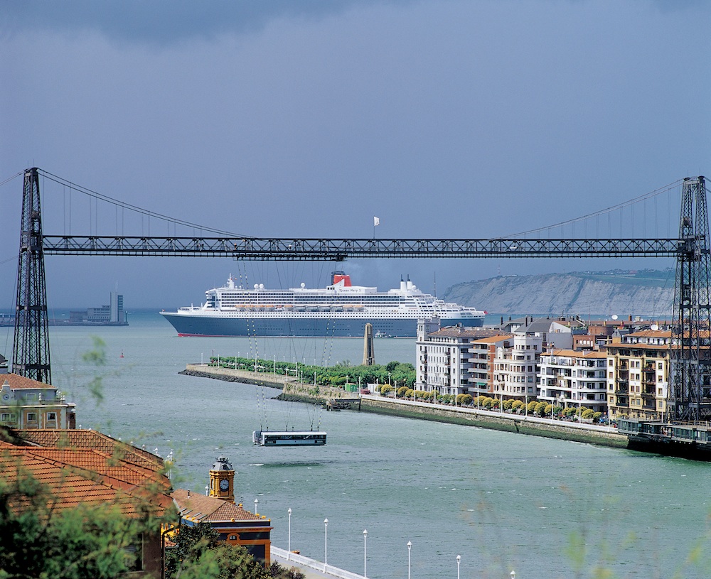 Queen Mary 2 visiting Bilbao.jpg