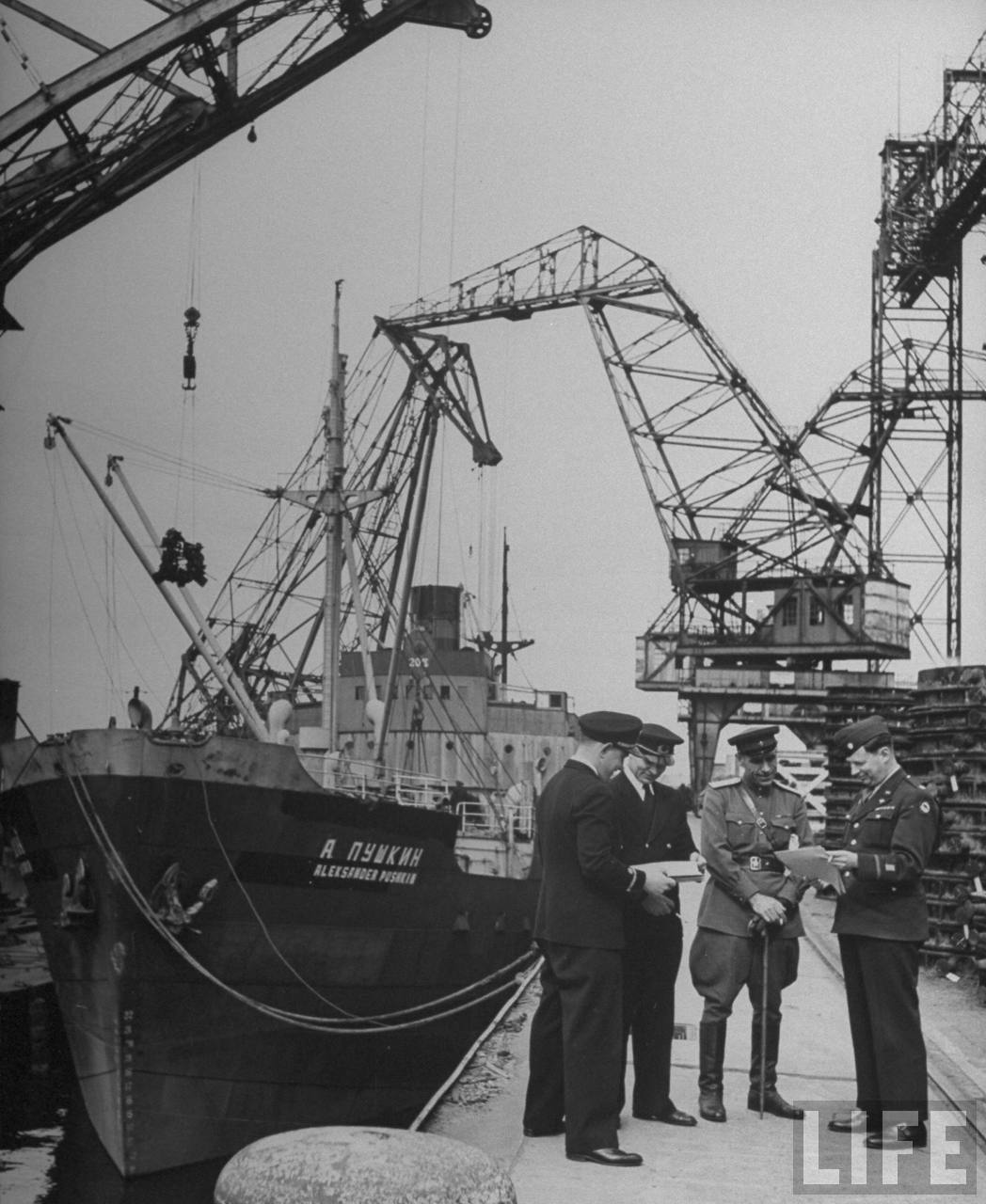 William Vandivert May 1946 Loading cranes for reparation.jpg