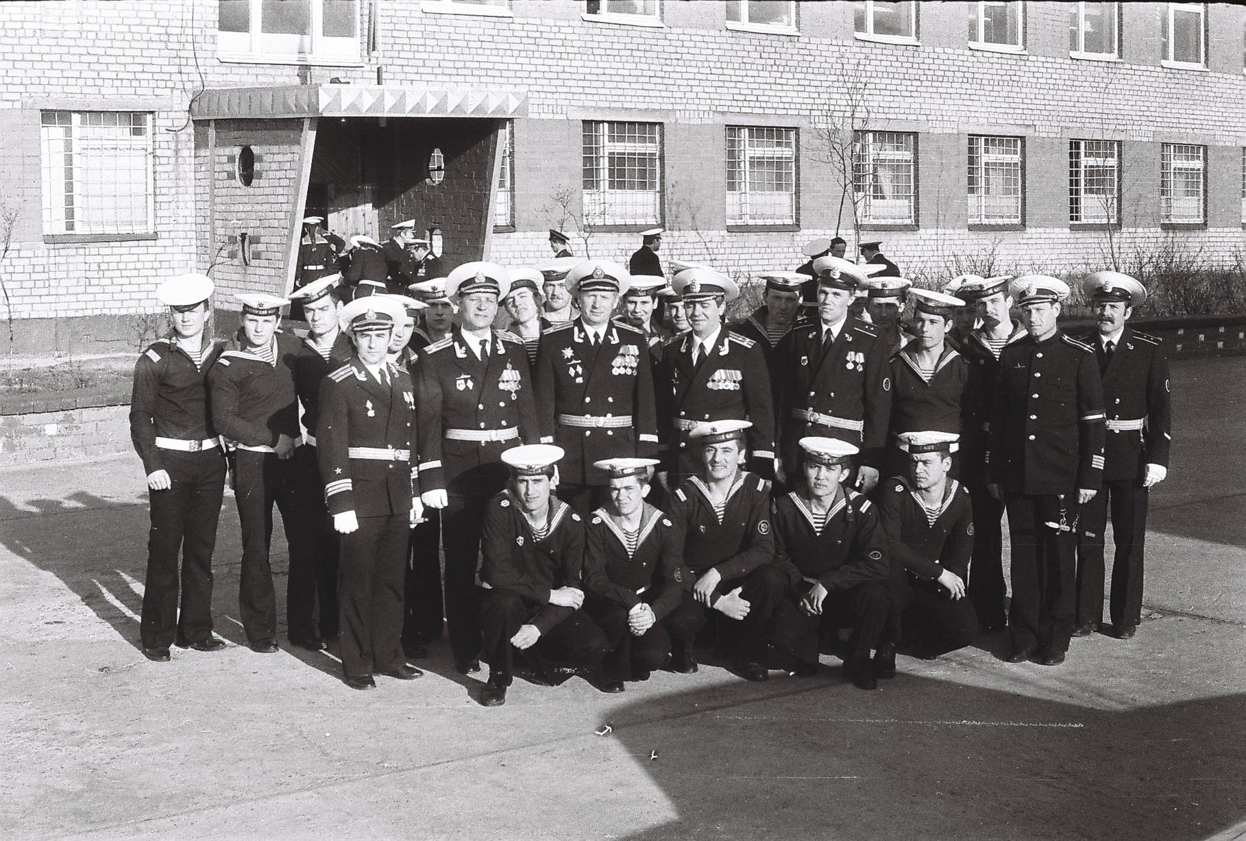 После торжественной части 9 мая 1986г. Командиры в.ч 20970 и команда Б-81.JPG