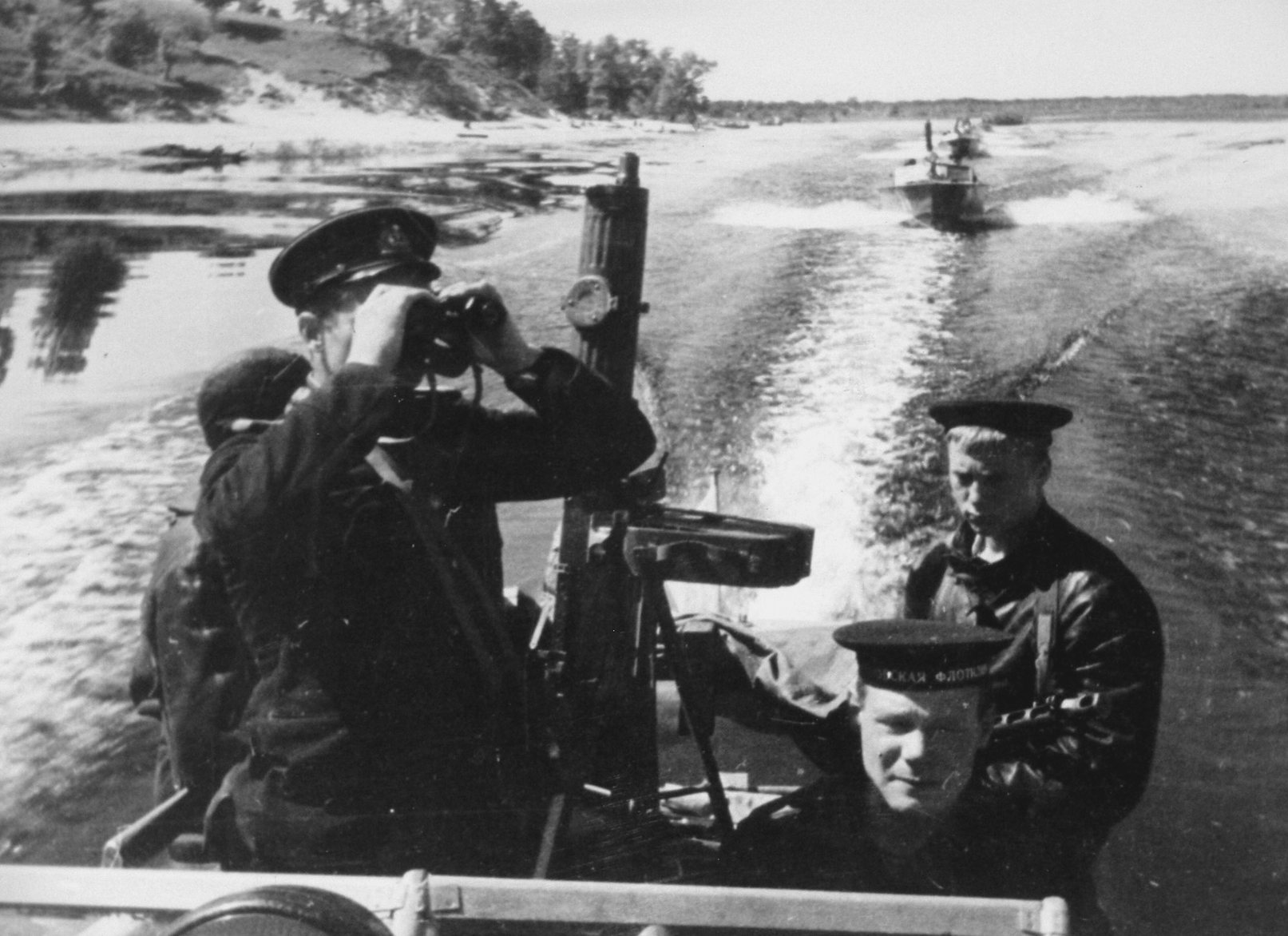 полуглиссеры ДнепрВФ выходят на боевое задание 1944.JPG