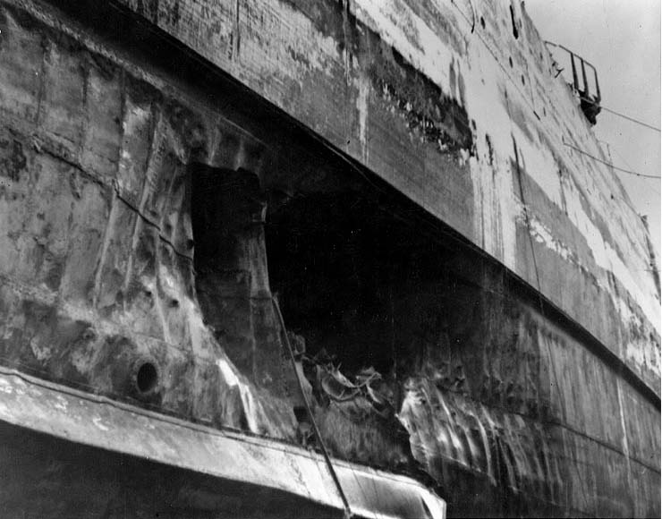 Передняя из двух пробоин от торпед в левом борту линкора «Калифорния» в районе 52 шпангоута. Снимок сделан в апреле 1942 г.jpg