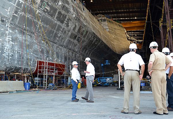 MOBILE, Ala. (Aug. 31, 2011) Gary Roughead reviews the construction of the littoral combat ship Coronado (LCS 4).jpg