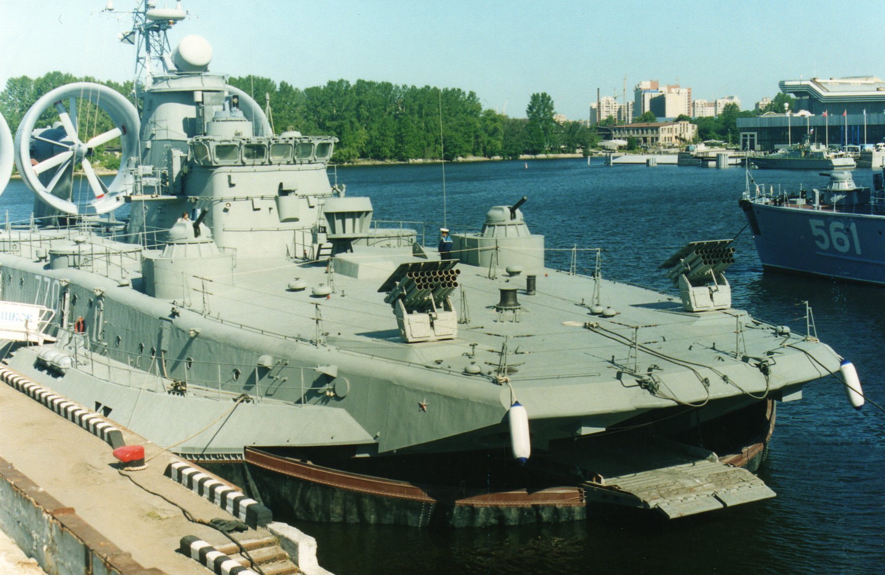 Евгений Кочешков на Военно-Морском салоне в Санкт-Петербурге, июнь 2003 года (5).jpg