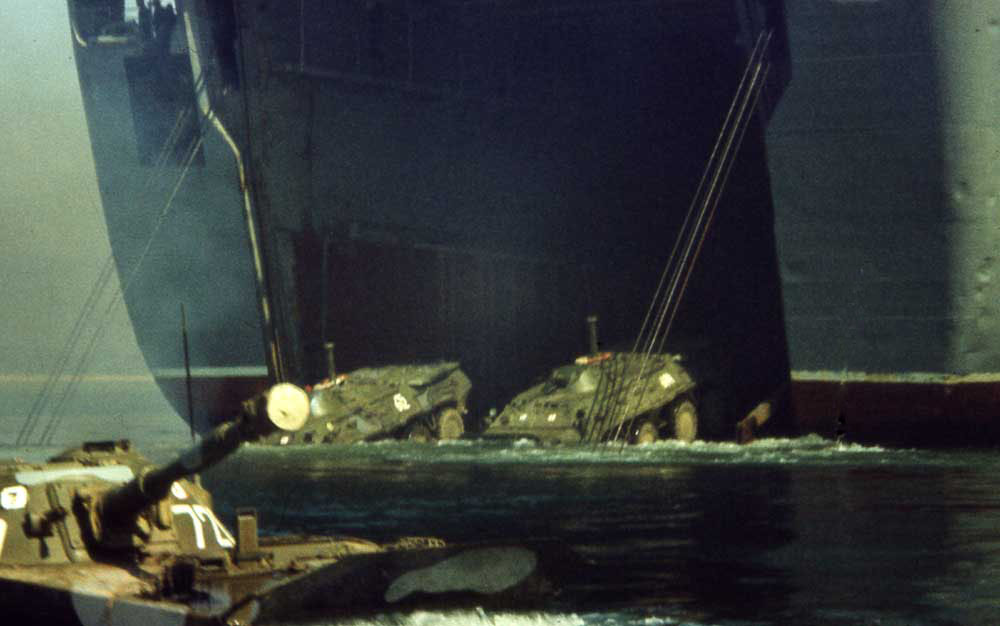 Высадка десанта через кормовую аппарель БДК Иван Рогов, п-ов Клерка, 1991 год. фото с сайта 55 дивизии МП (2).jpg