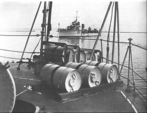 Kempenfelt_with_type_D_depth_charges_in_the_1930s.jpg