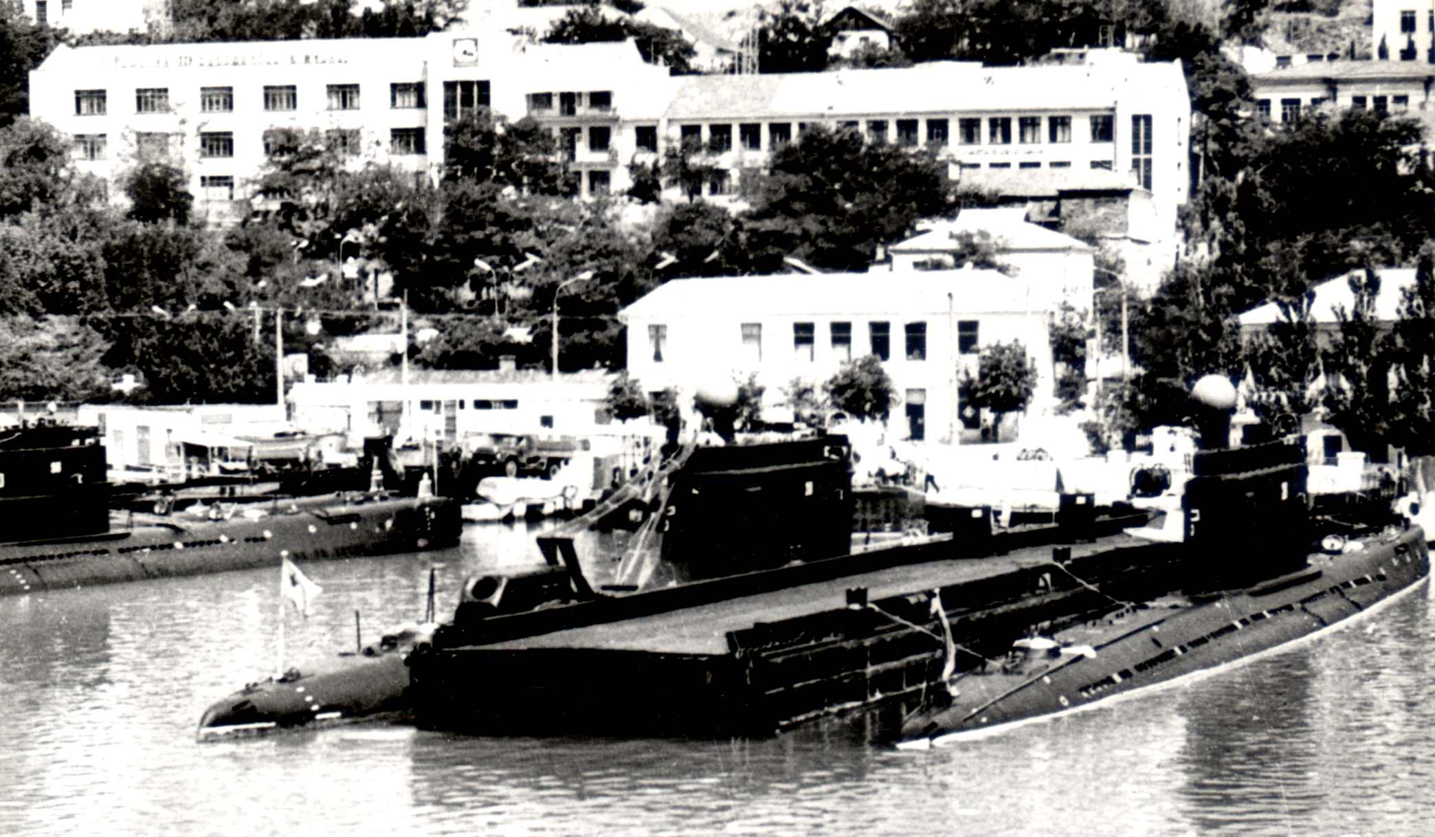 Two 640C submarines in 1977.jpg