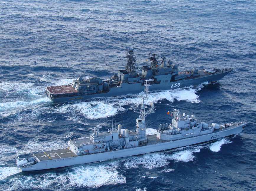 le_destroyer_russe_admiral_chabanenko_et_la_fregate_asm_tourville.jpg