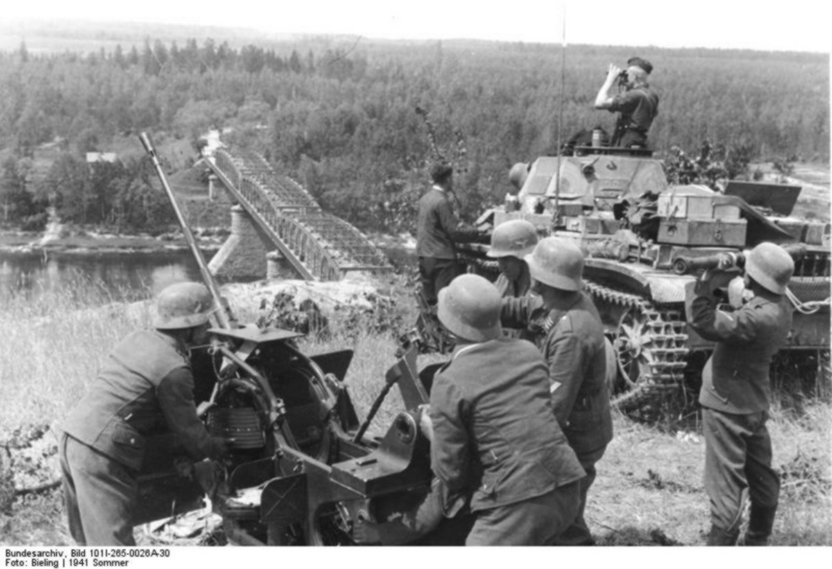 Bundesarchiv_Bild_101I-265-0026A-30,_Russland,_leichte_Flak_und_Panzer.jpg