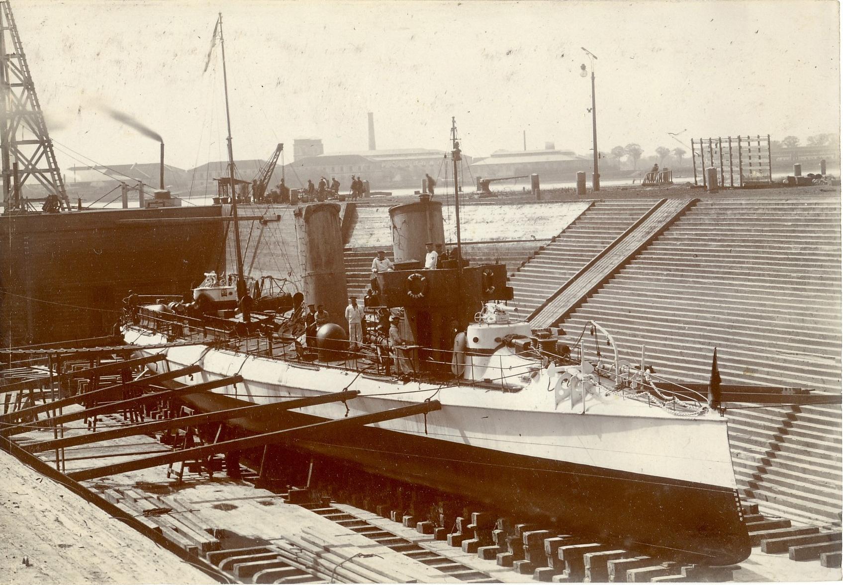 S.M.S. TAKU im Dock der Kaiserlichen Werft in Tsingtau.jpg