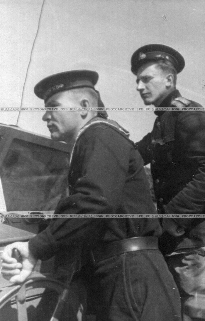 Рулевой старший краснофлотец Дмитрий Красюк на вахте июль 1944.jpg